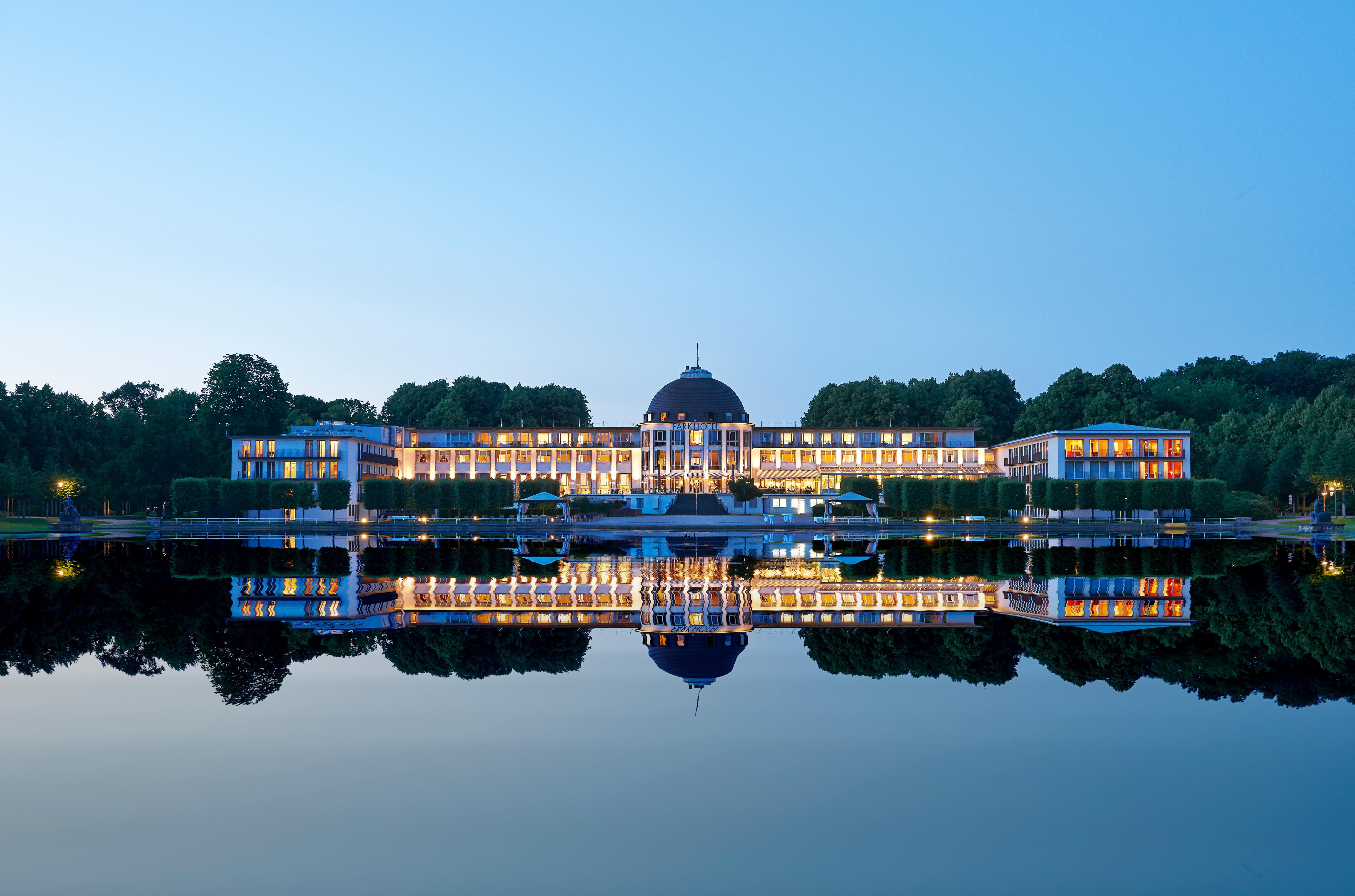 Parkhotel Bremen - Ein Mitglied Der Hommage Luxury Hotels Collection BRE Exterior foto The hotel at night